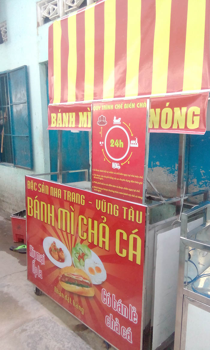 Bảng hiệu Xe bánh mì chả cá được chỉnh sửa theo yêu cầu