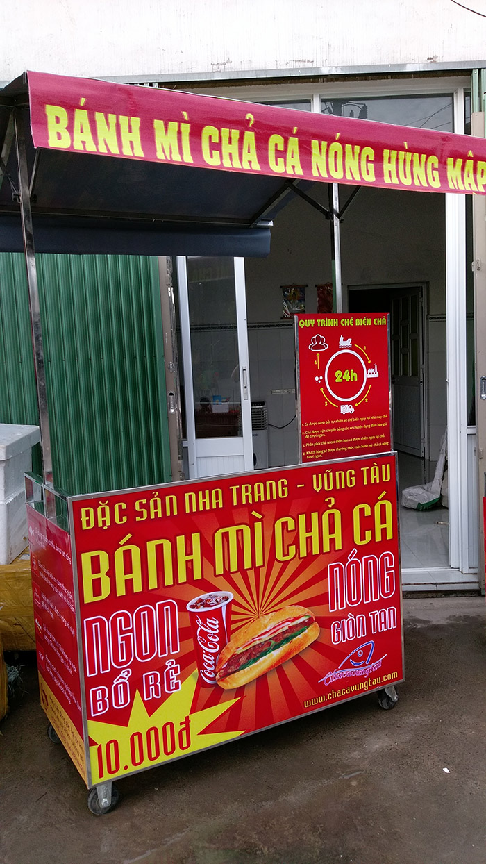 hình thực tế xe bánh mì chả cá màu đỏ bán 120cm